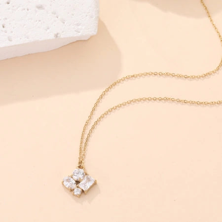 COLLIER PAULA